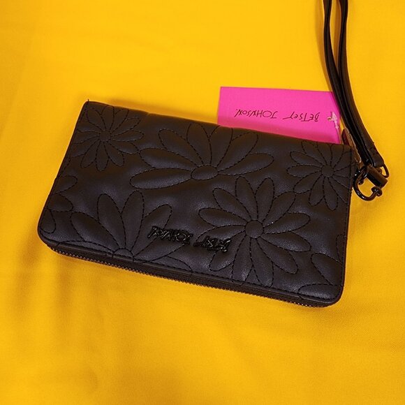 Betsey Johnson Black Quilted Daisy Flower Spring Wallet Wristlet Zip Around NEW - Picture 9 of 13